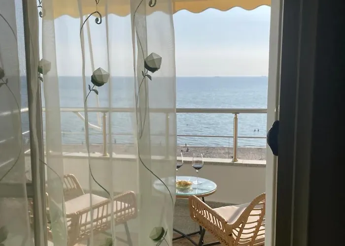 Waves & Views Апартаменты *