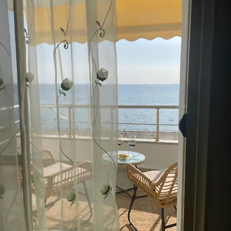 Waves & Views Apartment *